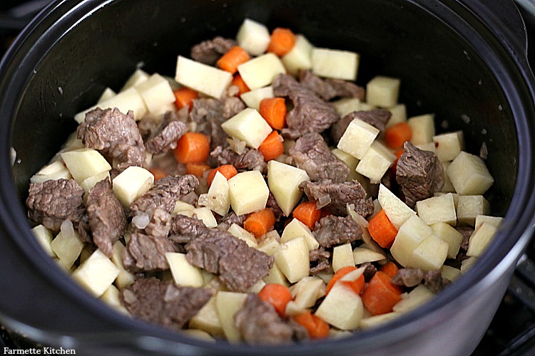 meat and potatoes in Korean curry rice